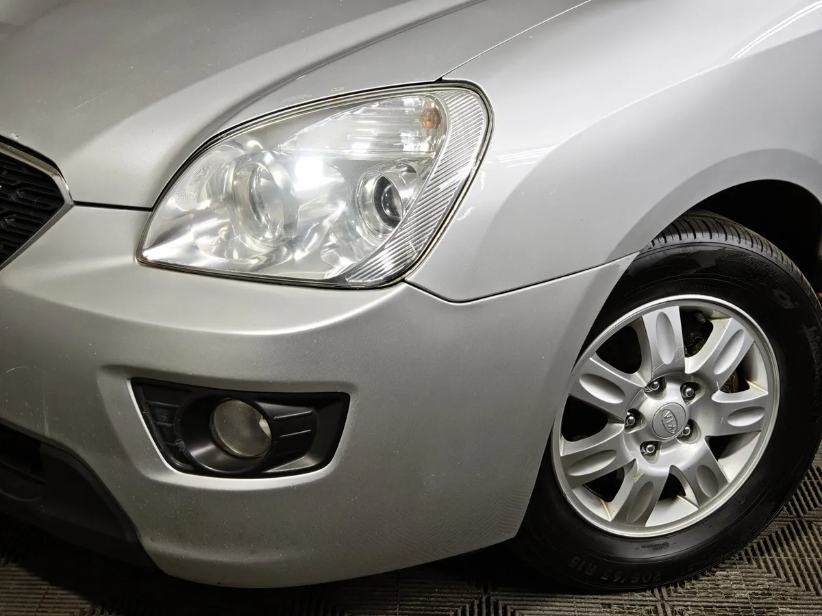 Kia Carens 1.6 MT (126 л.с.) Серебристый в АВИЛОН. Слайд №10