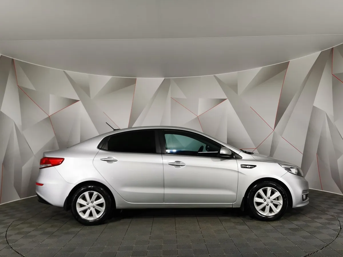 Kia Rio 1.6 AT (123 л.с.) Серебристый в АВИЛОН. Слайд №6