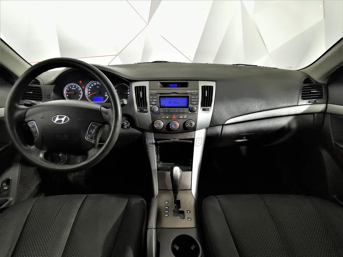 Hyundai Sonata 2.0 AT (144 л.с.) Серый в АВИЛОН. Слайд №12