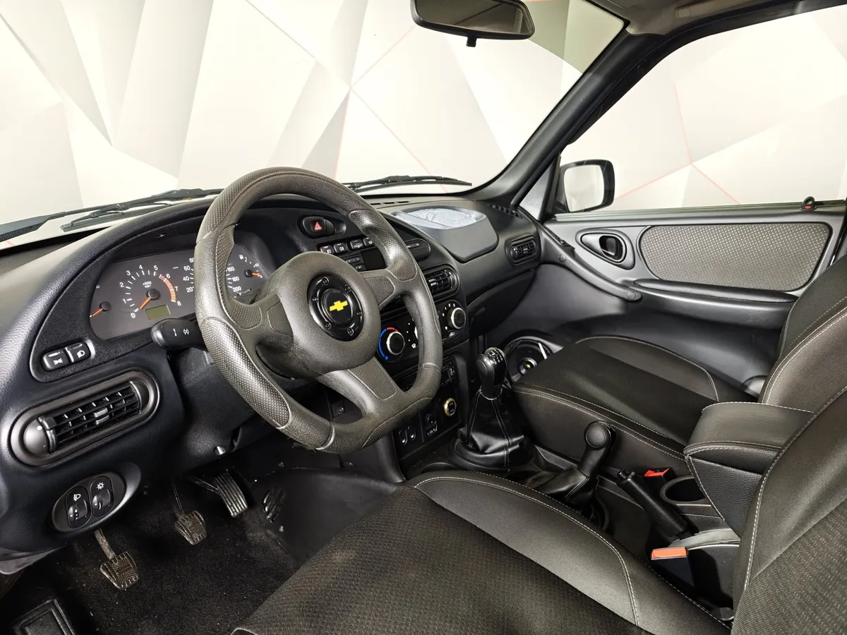 Chevrolet Niva 1.7 MT (80 л.с.) Серый в АВИЛОН. Слайд №18