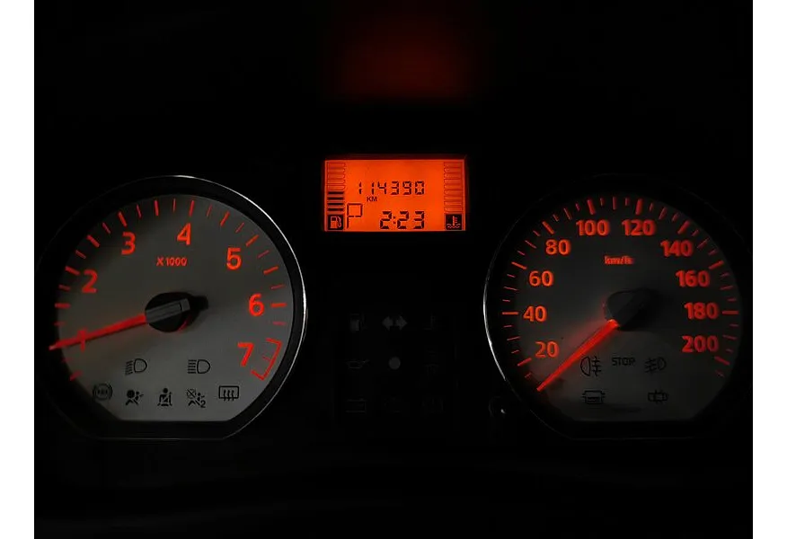 Renault Sandero 1.6 MT (102 л.с.) Бежевый в АВИЛОН. Слайд №17