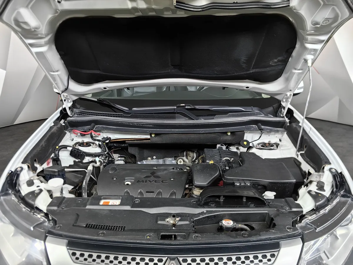 Mitsubishi Outlander 2.0 MIVEC CVT 4WD 7 мест (146 л.с.) Intense Plus Белый в АВИЛОН. Слайд №11