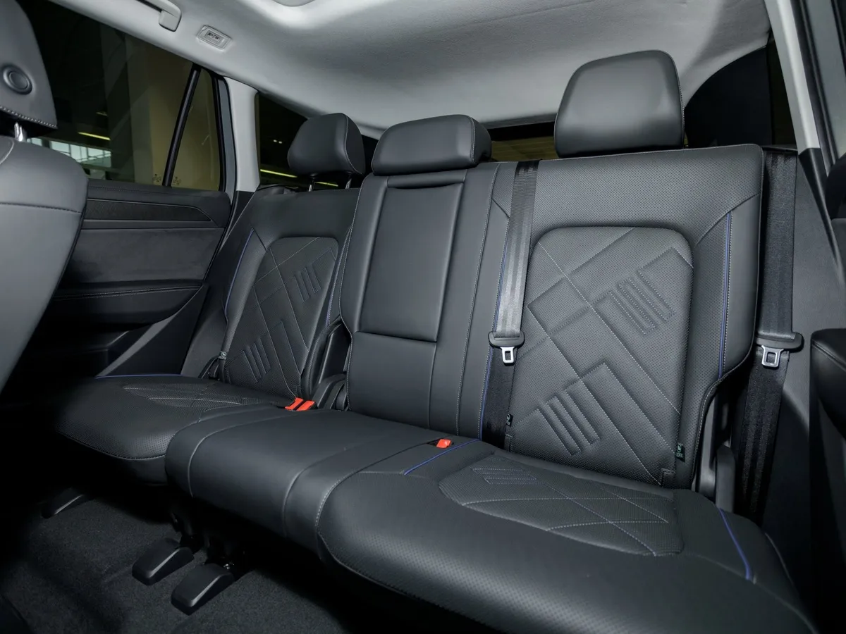 Volkswagen Tavendor 2.0 DSG 4WD (272 л.с.) Р-Лайн Тоуринг Черный в АВИЛОН. Слайд №11