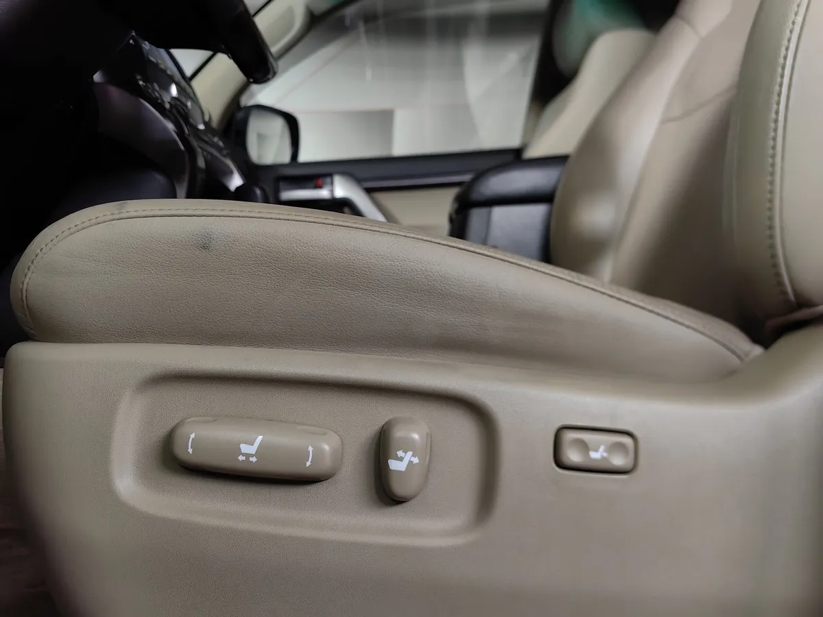 Toyota Land Cruiser 4.5 Twin-Turbo D AT 4WD (5 мест) (235 л.с.) Престиж Черный в АВИЛОН. Слайд №23