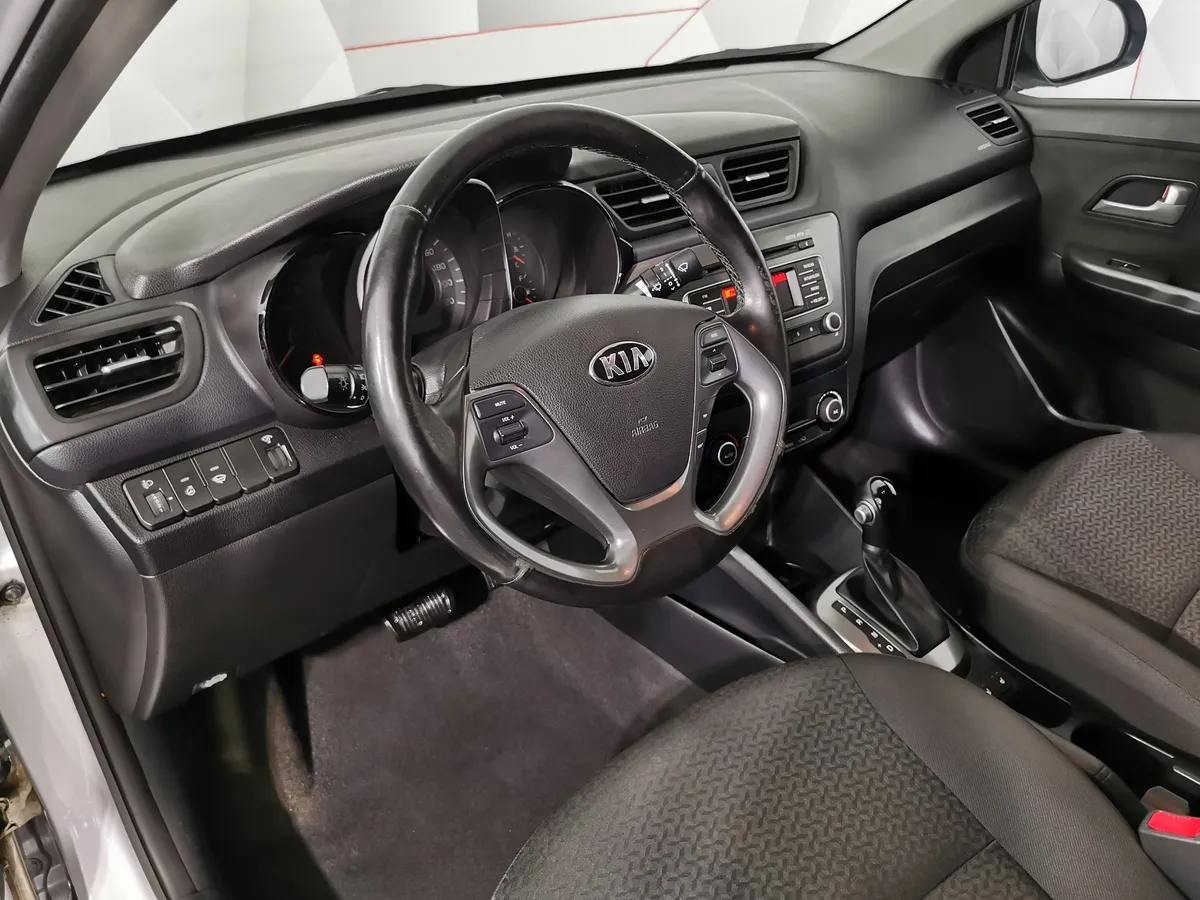 Kia Rio 1.6 AT (123 л.с.) Серебристый в АВИЛОН. Слайд №18