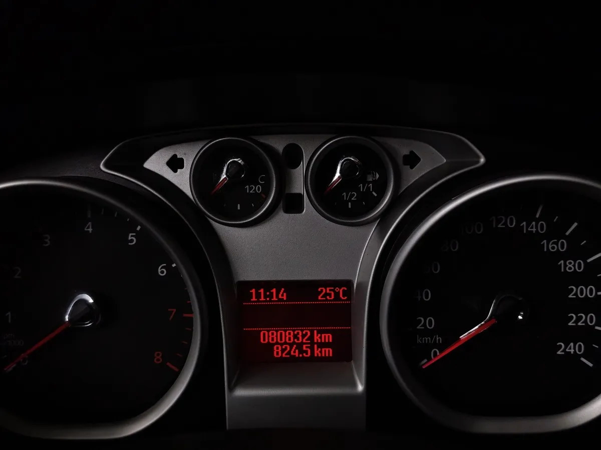 Ford Focus 1.8 MT (125 л.с.) Серебристый в АВИЛОН. Слайд №17
