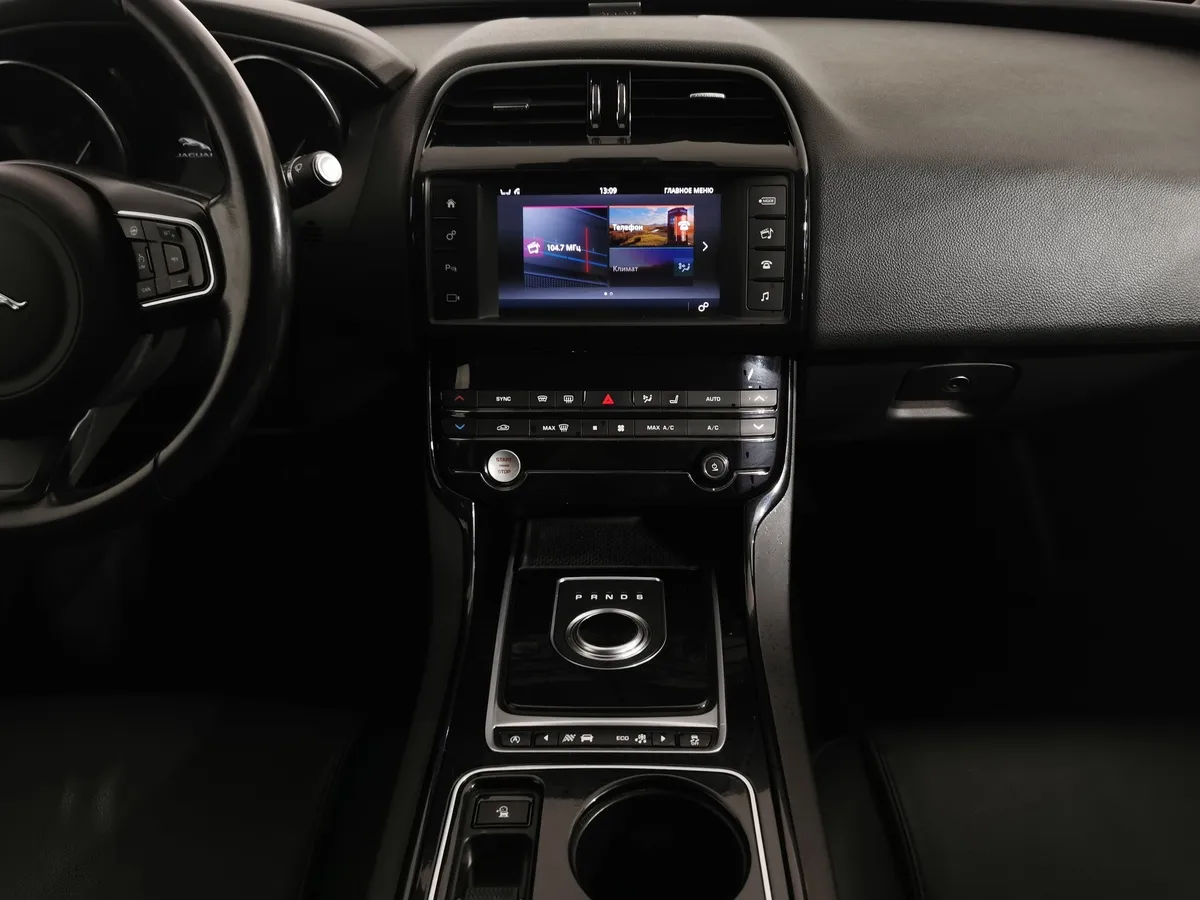 Jaguar XE 2.0 D AT AWD (180 л.с.) Prestige Черный в АВИЛОН. Слайд №13
