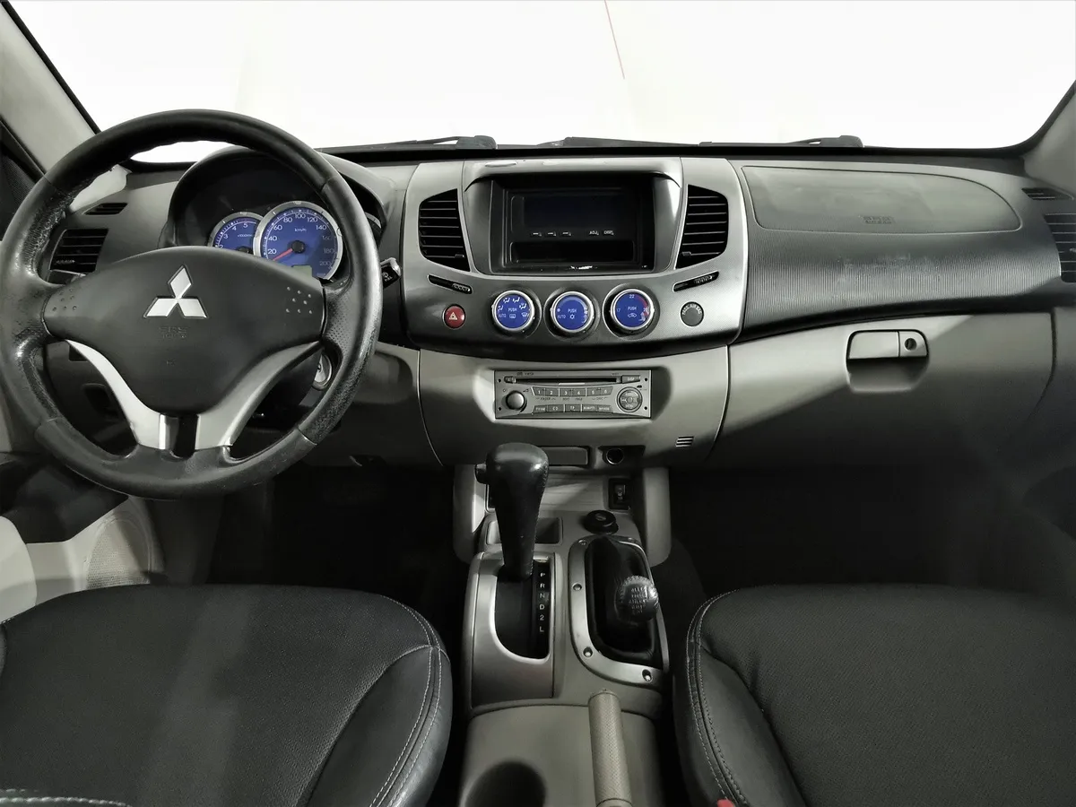 Mitsubishi L200 2.4 DID AT AWD (154 л.с.) DC Intense Серебристый в АВИЛОН. Слайд №13