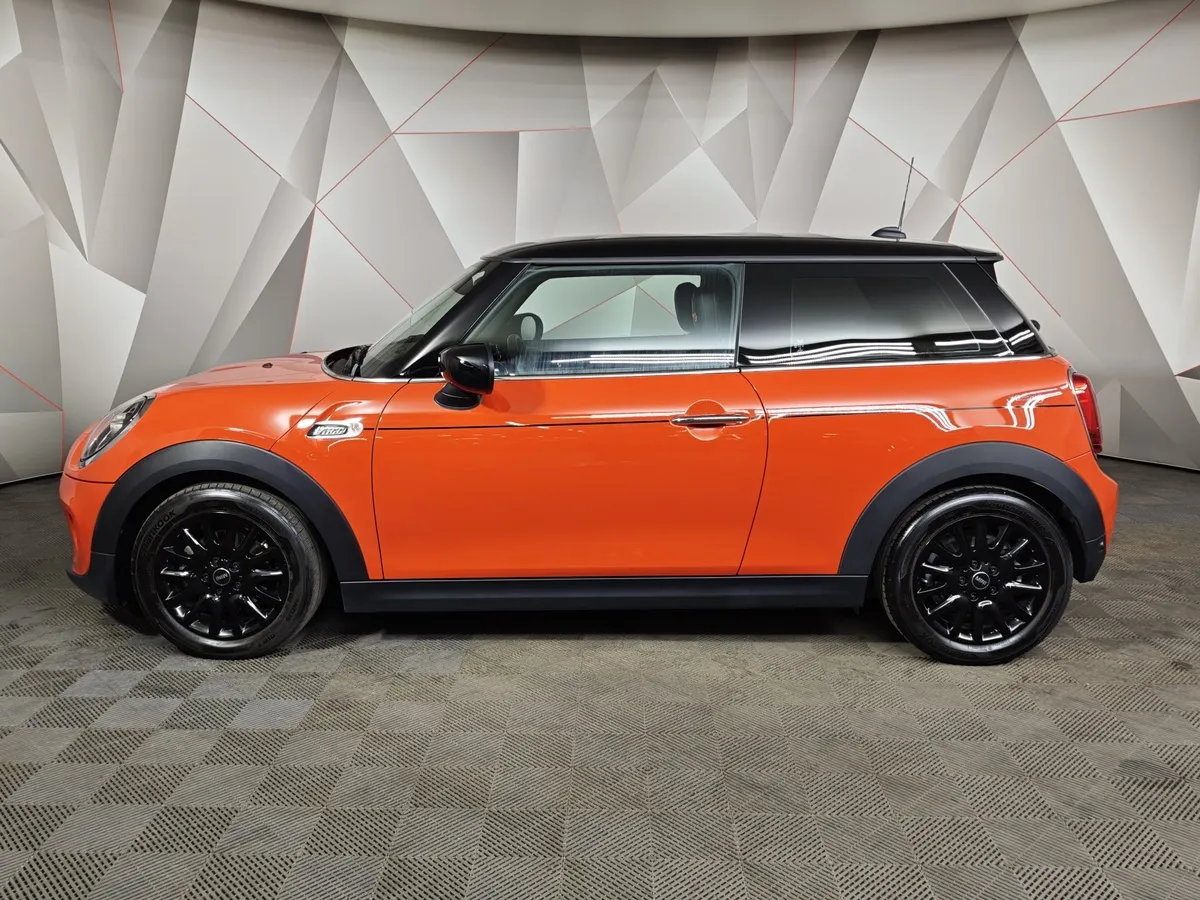 Mini 5 дверей Cooper 1.5 AMT (136 л.с.) Оранжевый в АВИЛОН. Слайд №5