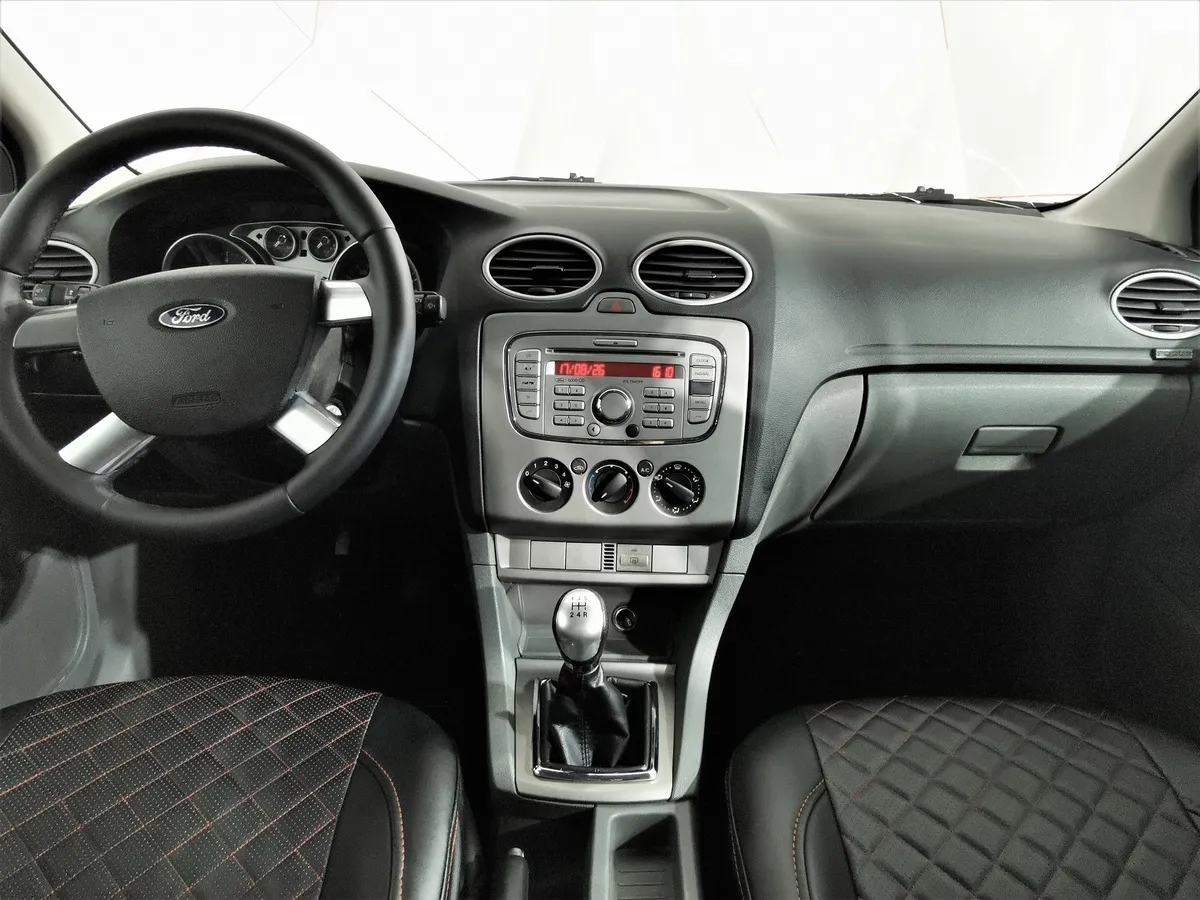Ford Focus 1.6 MT (101 л.с.) Серебристый в АВИЛОН. Слайд №13