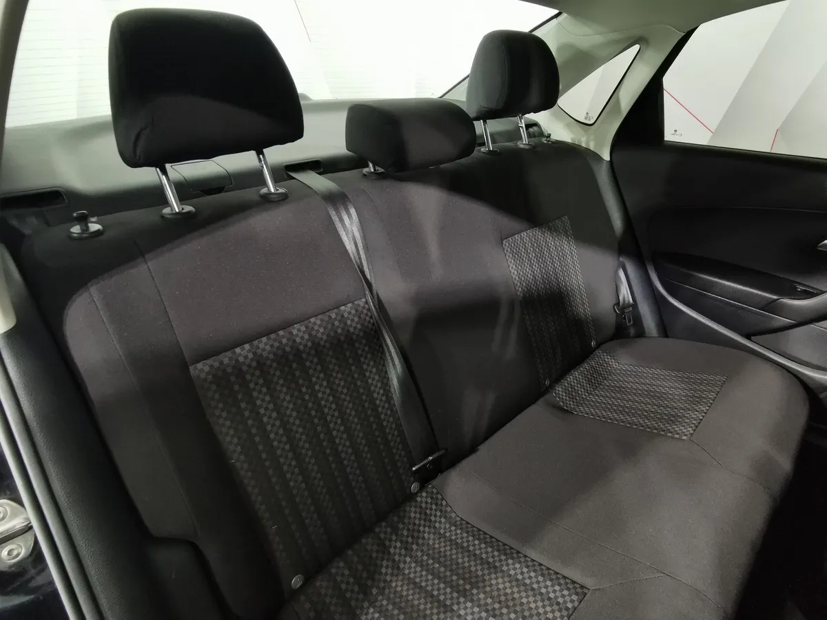 Volkswagen Polo 1.6 MPI MT (90 л.с.) Comfortline Черный в АВИЛОН. Слайд №16