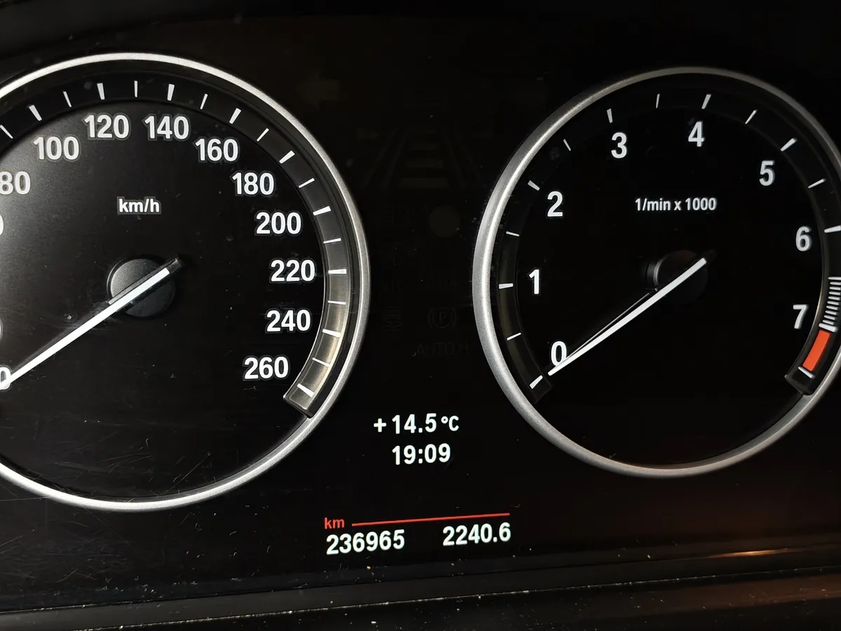 BMW 5 серия 520i AT (184 л.с.) Черный в АВИЛОН. Слайд №13