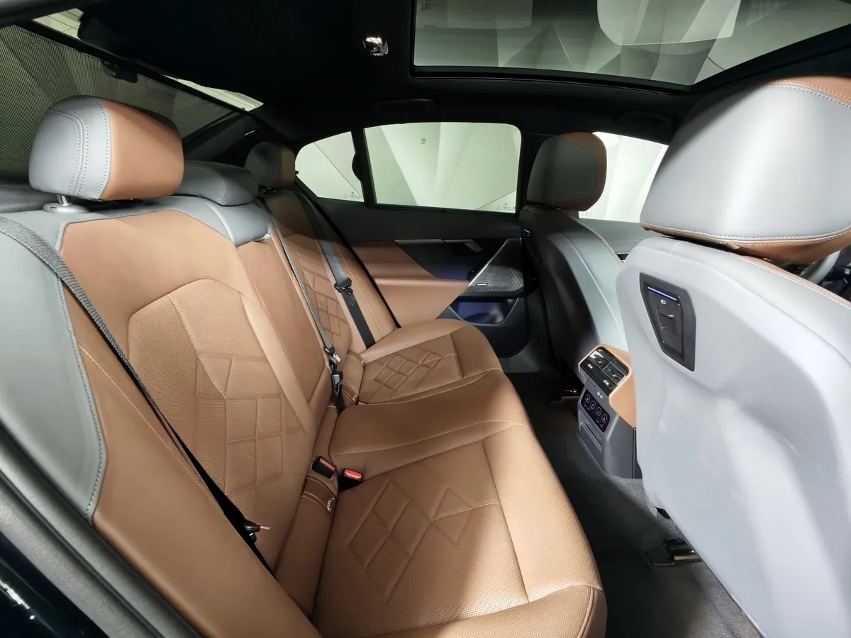 BMW 5 серия 530i xDrive AT (252 л.с.) Синий в АВИЛОН. Слайд №14