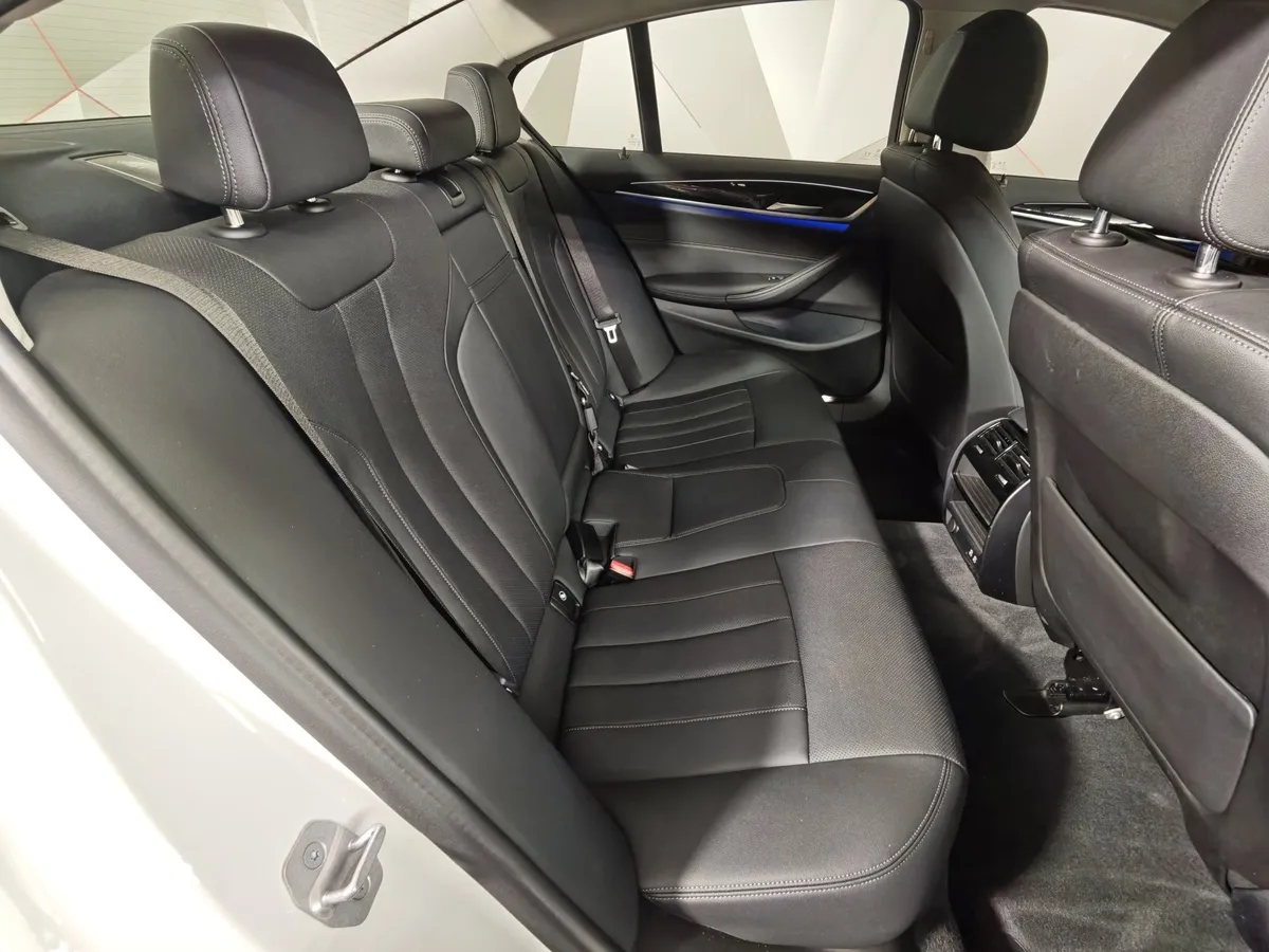 BMW 5 серия 520i Steptronic (184 л.с.) Business Белый в АВИЛОН. Слайд №14