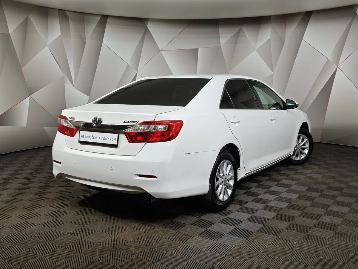 Toyota Camry 2.5 AT (181 л.с.) Белый в АВИЛОН. Слайд №2