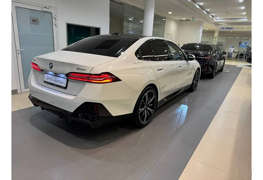 BMW 5 серия 530i xDrive AT (252 л.с.) Белый в АВИЛОН. Слайд №5