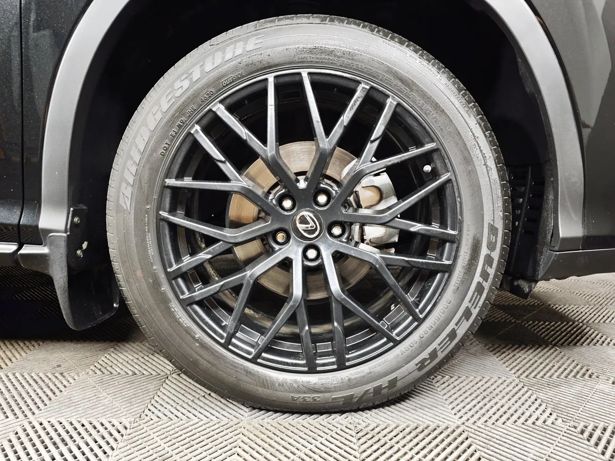 Lexus RX 2.0 AT AWD (238 л.с.) Executive Черный в АВИЛОН. Слайд №9