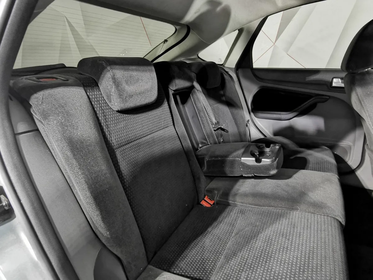 Ford Focus 1.6 AT (101 л.с.) Ghia Серый в АВИЛОН. Слайд №16