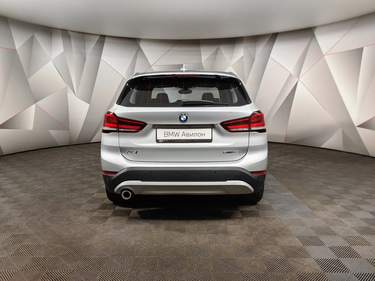 BMW X1 18i sDrive (140 л.с.) SE Серый в АВИЛОН. Слайд №4