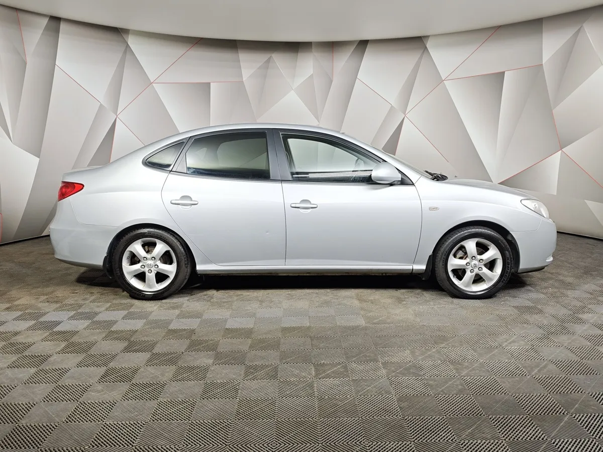 Hyundai Elantra 1.6 AT (122 л.с.) Серебристый в АВИЛОН. Слайд №6