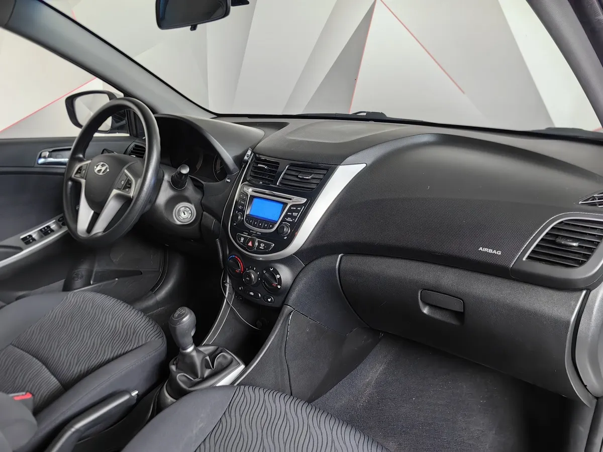 Hyundai Solaris 1.6 MT (123 л.с.) Classic + AC Серебристый в АВИЛОН. Слайд №12