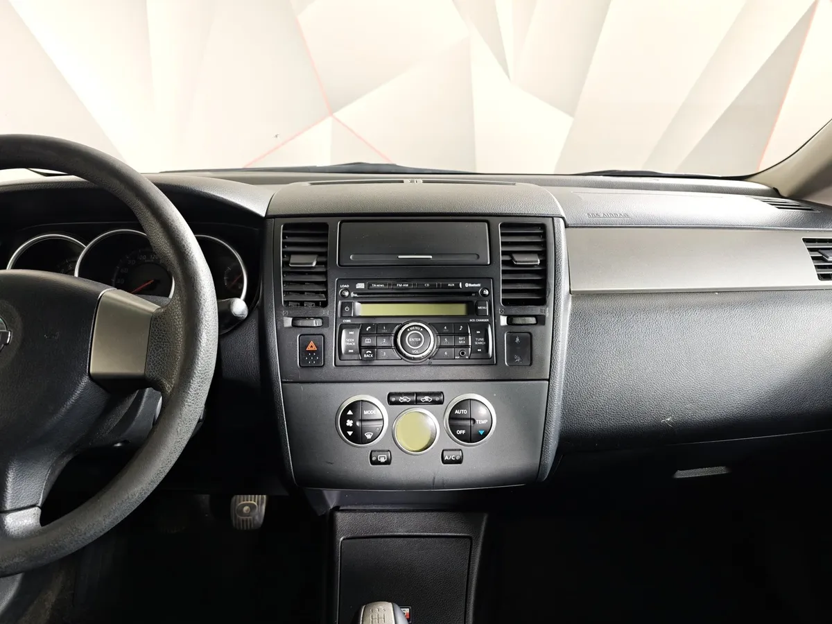 Nissan Tiida 1.6 MT (110 л.с.) Черный в АВИЛОН. Слайд №12