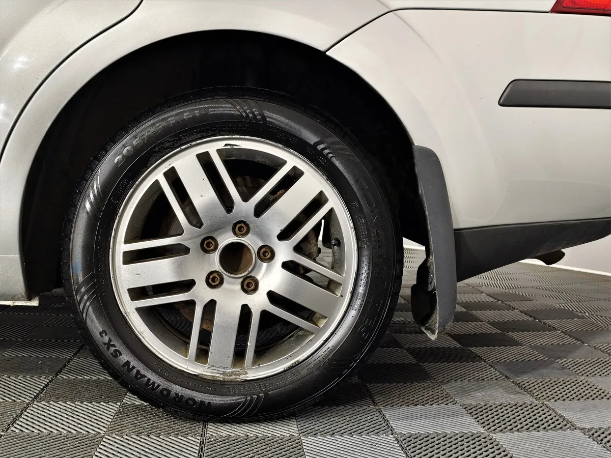 Ford Focus 1.6 MT (116 л.с.) Ghia Серебристый в АВИЛОН. Слайд №9