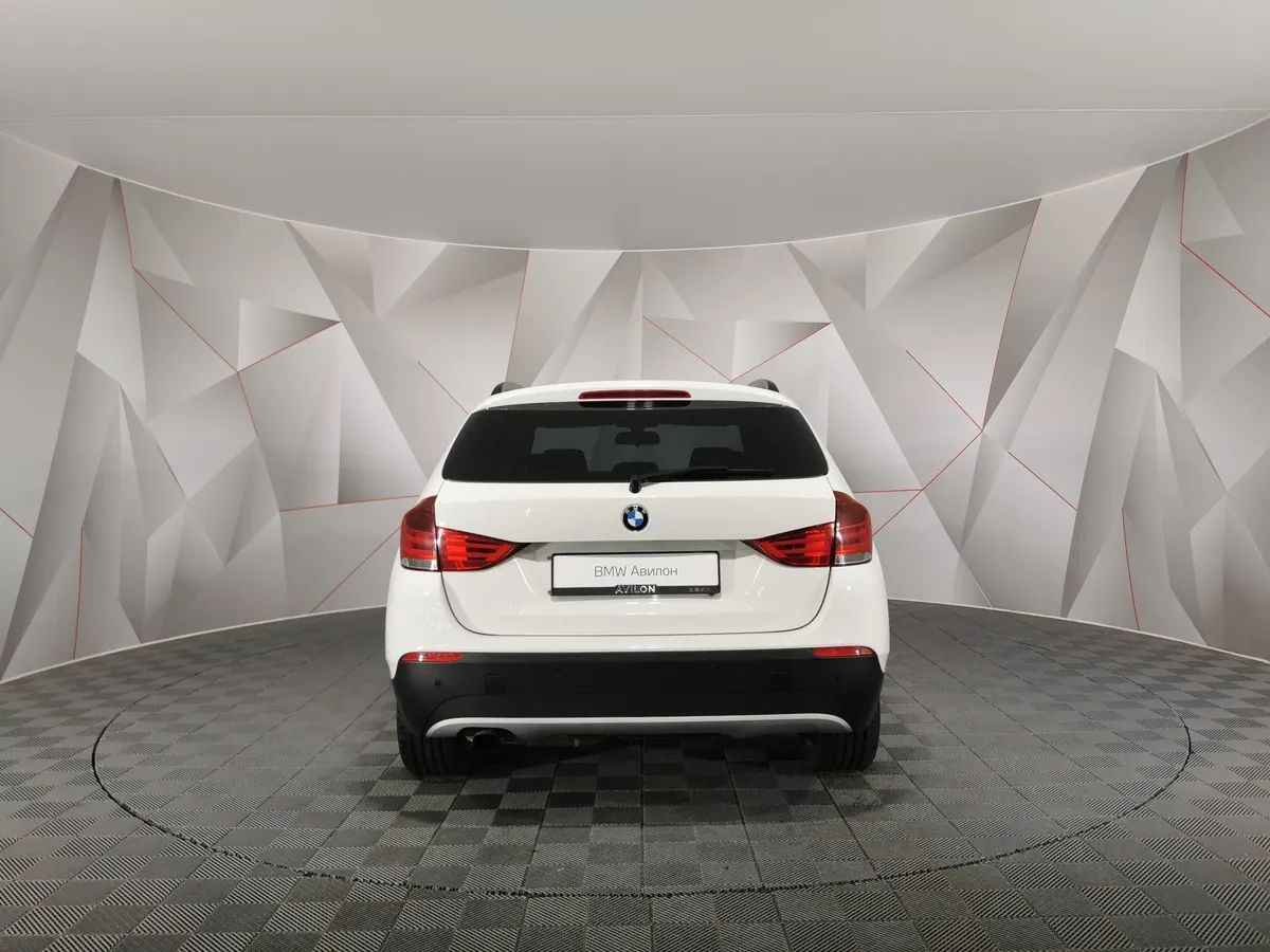 BMW X1 sDrive18i AT (150 л.с.) Белый в АВИЛОН. Слайд №4