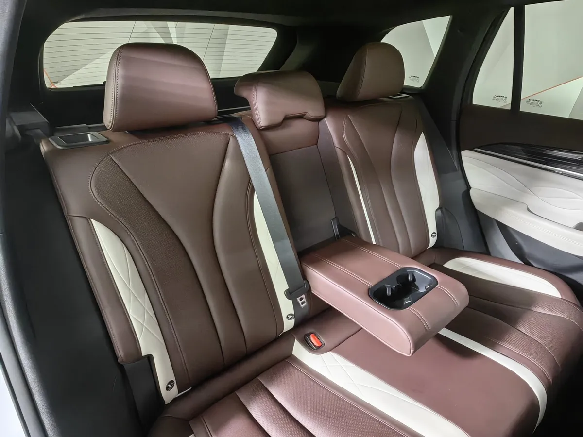 Geely Monjaro 2.0T 8AT 4WD (238 л.с.) Flagship Белый в АВИЛОН. Слайд №17