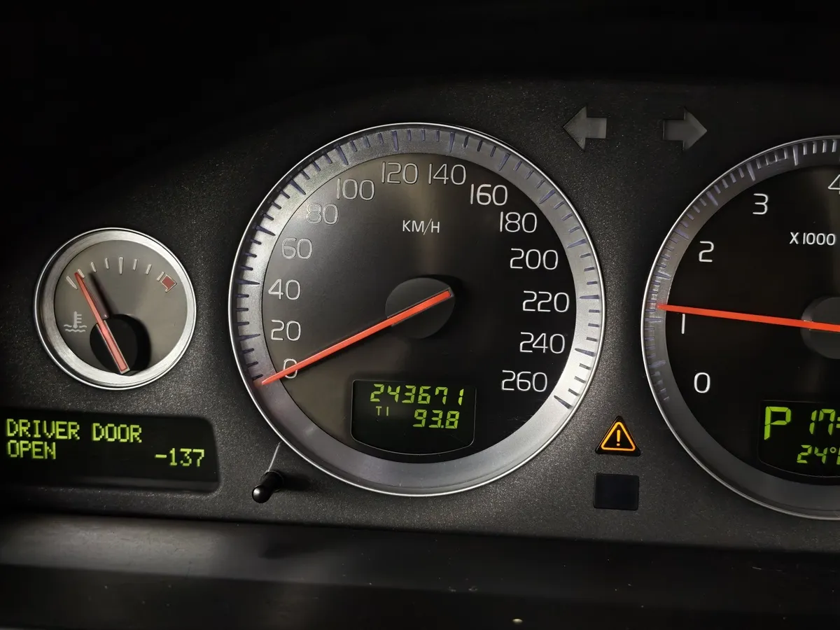 Volvo XC90 2.5 T5 Geartronic AWD (5 мест) (210 л.с.) Серебристый в АВИЛОН. Слайд №16