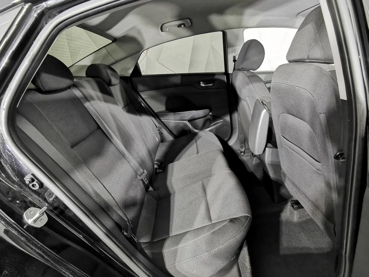 Hyundai Solaris 1.6 MT (123 л.с.) Comfort Черный в АВИЛОН. Слайд №17
