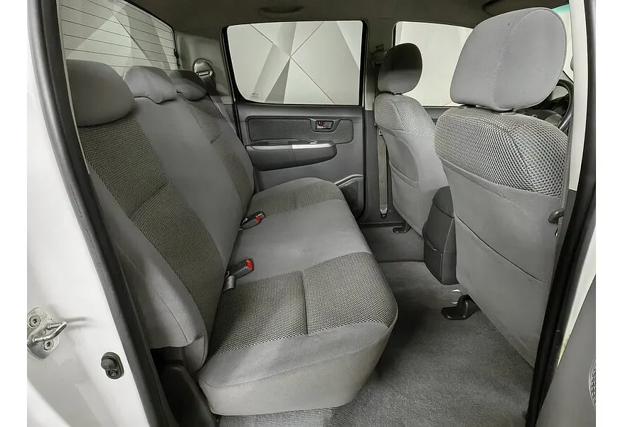 Toyota Hilux 2.5D MT Turbo AWD (144 л.с.) Стандарт Белый в АВИЛОН. Слайд №16