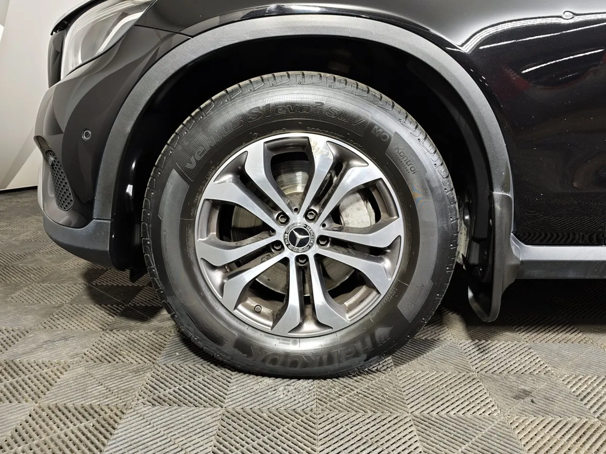 Mercedes-Benz GLC 250 9G-TRONIC 4MATIC (211 л.с.) Premium Черный в АВИЛОН. Слайд №9
