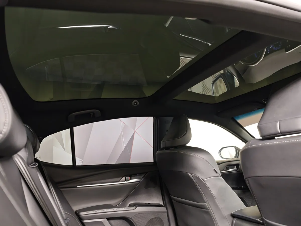 Toyota Camry 2.0h CVT (197 л.с.) Sport Plus Белый в АВИЛОН. Слайд №21