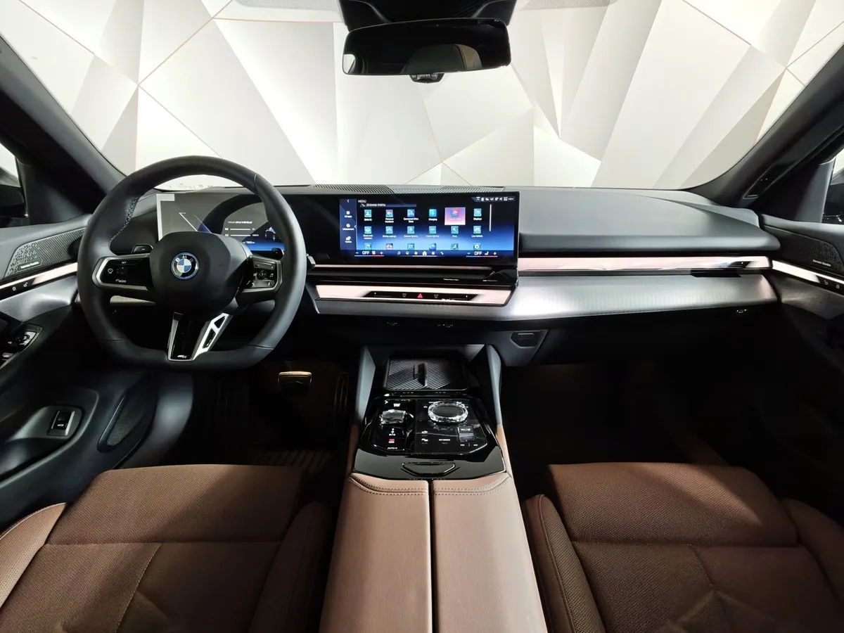 BMW 5 серия 530e AT RWD (299 л.с.) Черный в АВИЛОН. Слайд №11