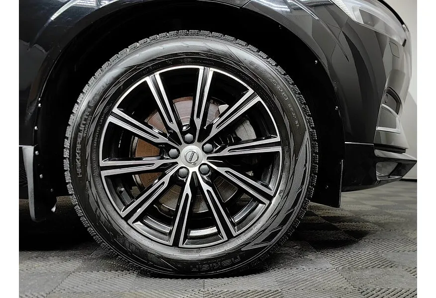 Volvo XC60 2.0 D4 AT AWD (190 л.с.) Inscription Черный в АВИЛОН. Слайд №9