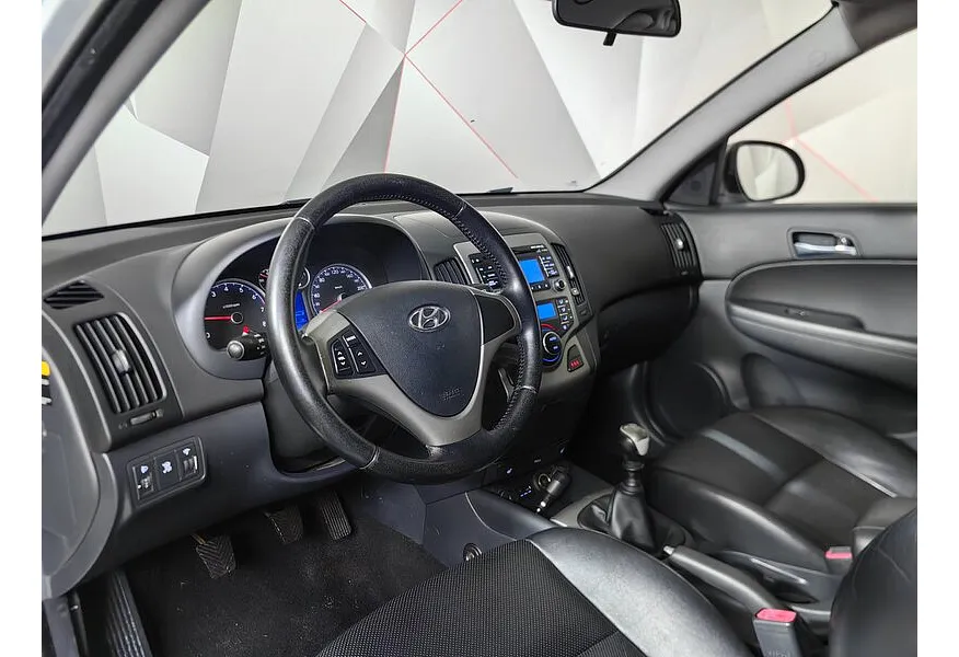 Hyundai i30 1.6 MT (122 л.с.) Серебристый в АВИЛОН. Слайд №18