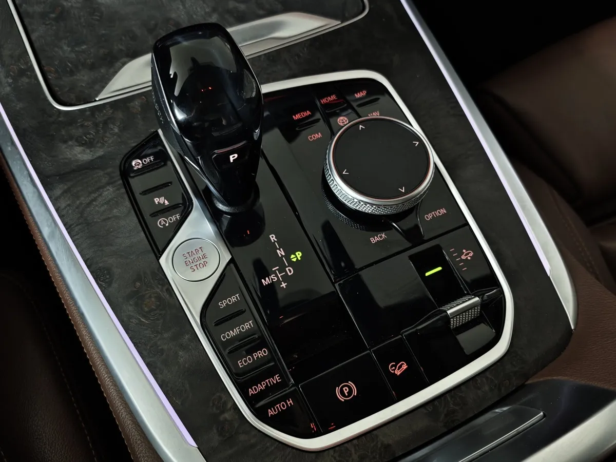BMW X7 xDrive40i Steptronic (340 л.с.) Базовая (Локальная сборка) Черный в АВИЛОН. Слайд №20