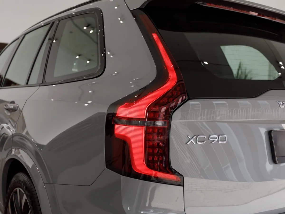 Volvo XC90 2.0 B6 mild hybrid AT AWD (7 мест) (300 л.с.) Ультра темный Серый в АВИЛОН. Слайд №22