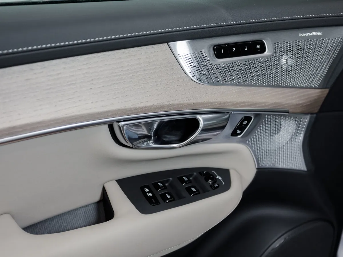 Volvo XC90 2.0 B6 mild hybrid AT AWD (7 мест) (300 л.с.) Ультра темный Серый в АВИЛОН. Слайд №16