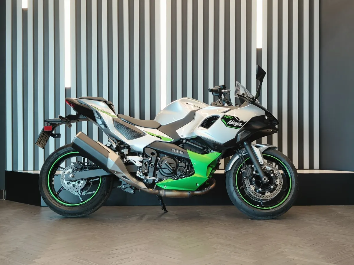 Kawasaki Ninja 7 Hybrid 450 см³ (69 л.с.) 450 Серебристый в АВИЛОН. Слайд №4