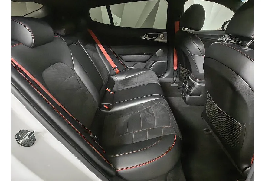 Kia Stinger 2.0 AT AWD (247 л.с.) GT Line Белый в АВИЛОН. Слайд №9