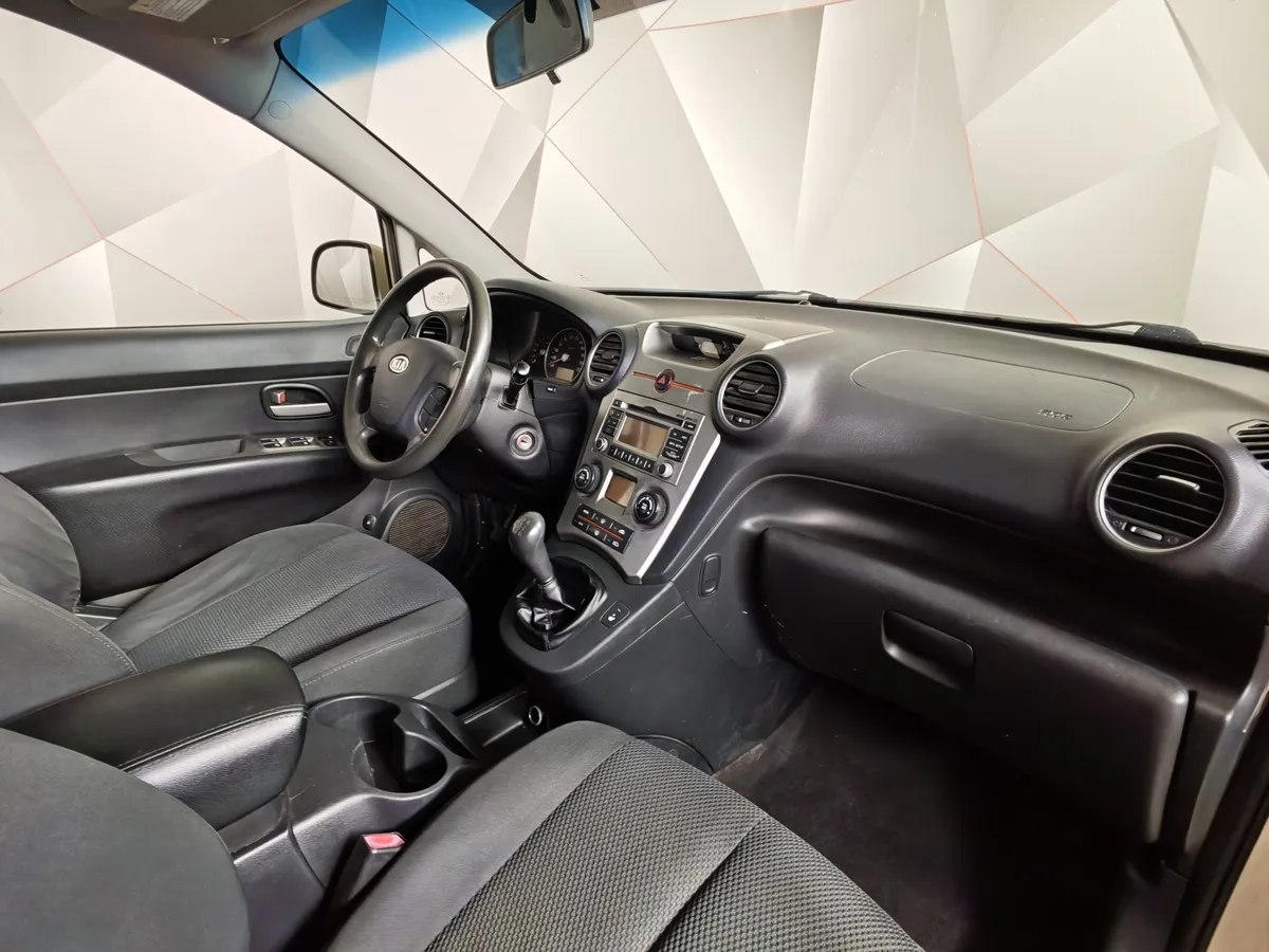 Kia Carens 2.0 MT (137 л.с.) Бежевый в АВИЛОН. Слайд №12