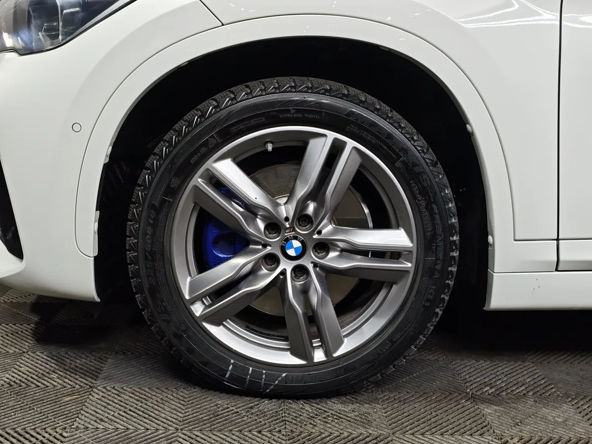 BMW X1 20i xDrive (192 л.с.) M Sport Белый в АВИЛОН. Слайд №7