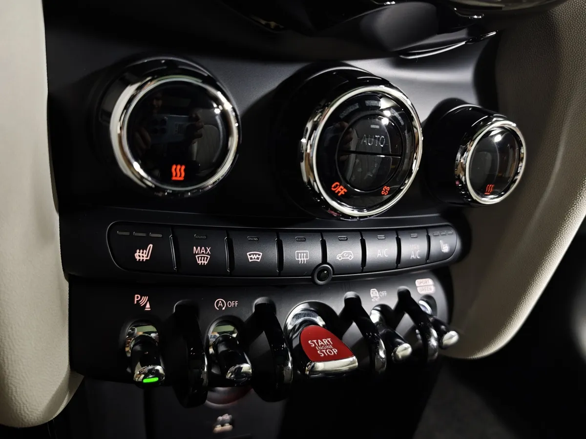 MINI 3 двери Cooper S 2.0 AT (192 л.с.) Черный в АВИЛОН. Слайд №18