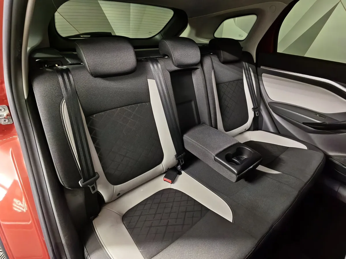 ВАЗ (Lada) Vesta 1.6 CVT (113 л.с.) Красный в АВИЛОН. Слайд №17