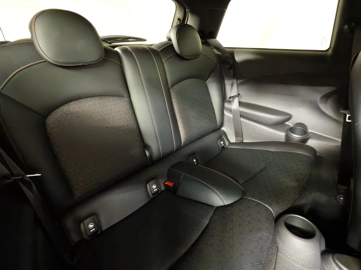 Mini 5 дверей Cooper 1.5 AMT (136 л.с.) Оранжевый в АВИЛОН. Слайд №14