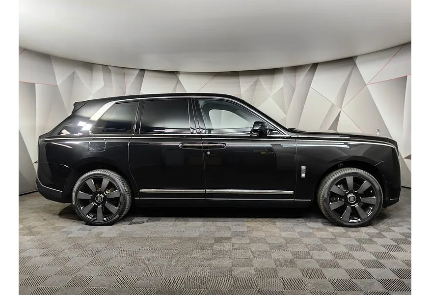 Rolls-Royce Cullinan 6.75 AT AWD (571 л.с.) Individual Черный в АВИЛОН. Слайд №6