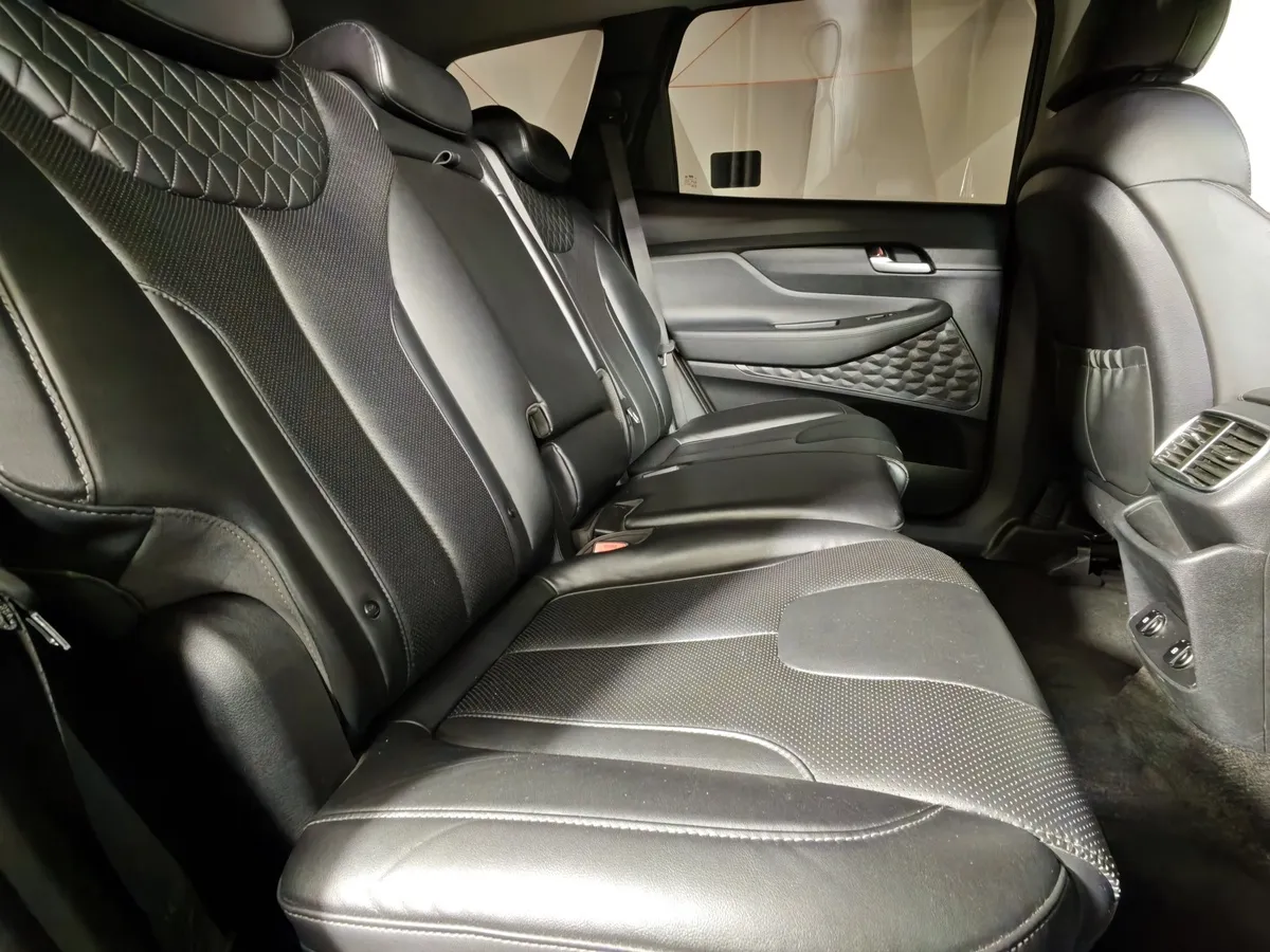 Hyundai Santa Fe 2.2 (200 л.с.) CRDi - 8AT High-tech Серый в АВИЛОН. Слайд №16