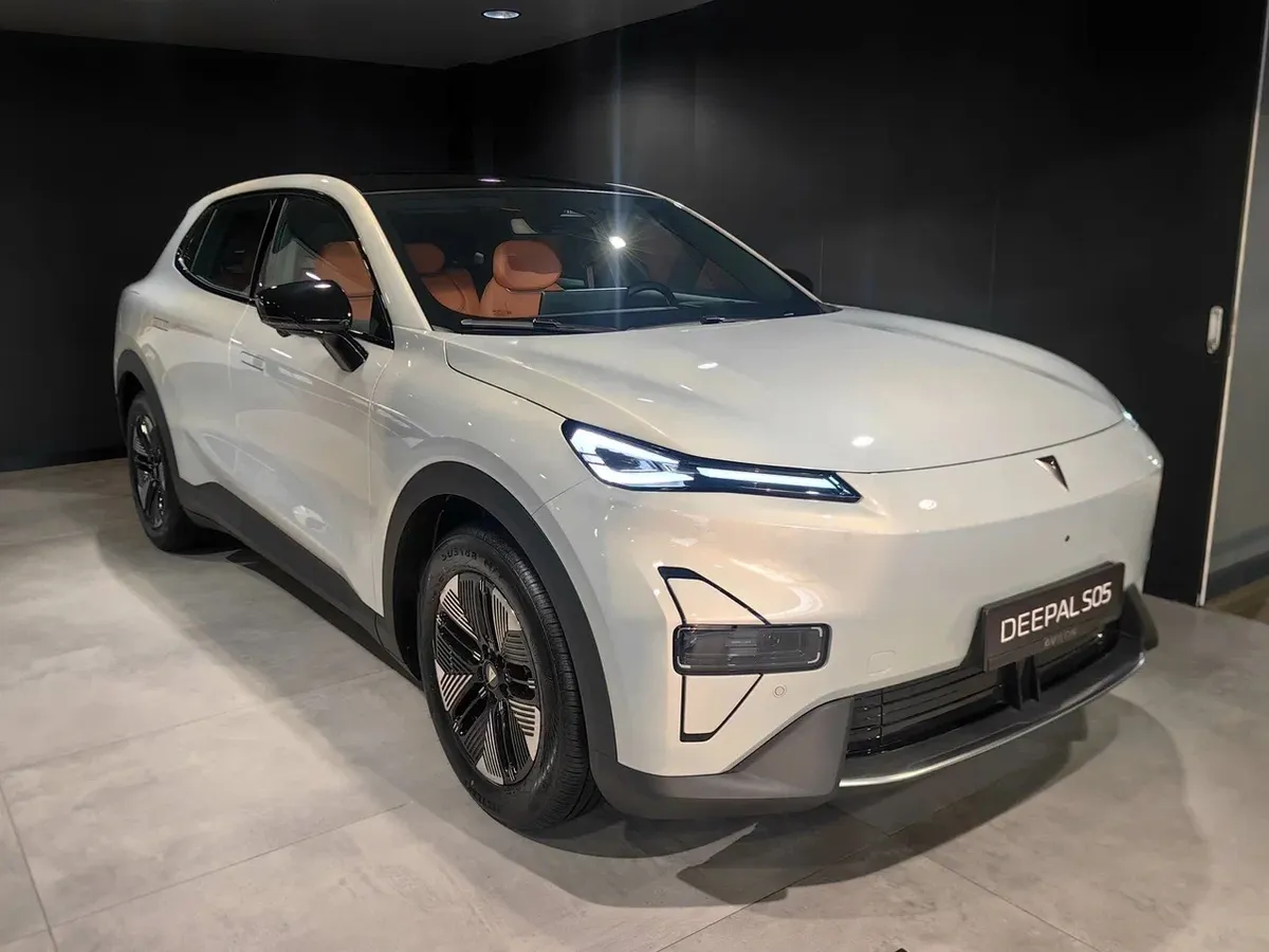 Deepal S05 AT 2WD (272 л.с.) Люкс Серебристый в АВИЛОН. Слайд №2